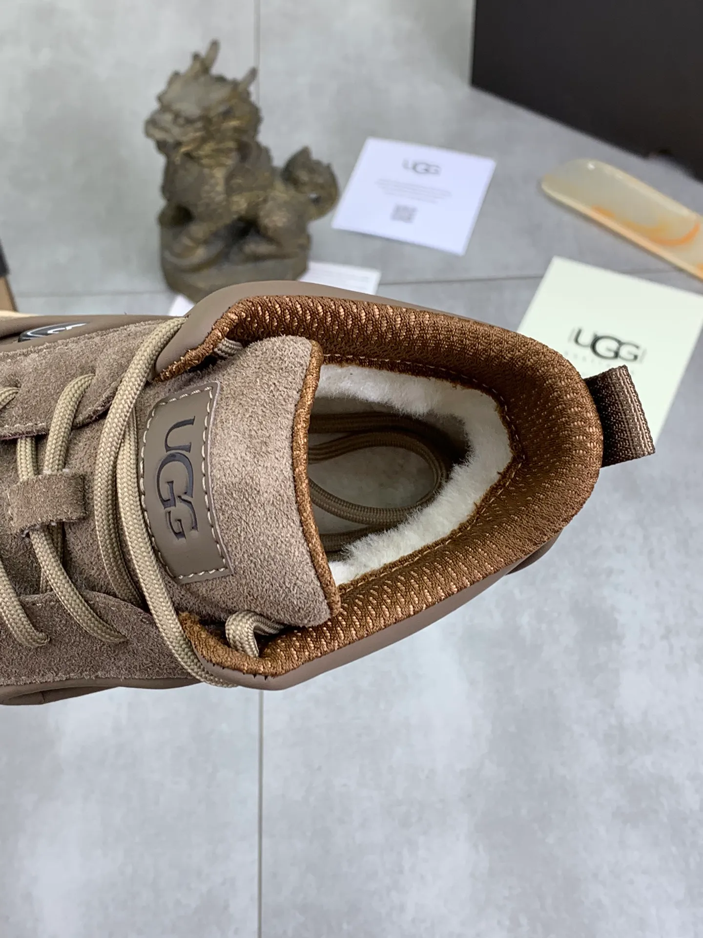 Men's shoes 💰P640 [New style] 💰 🆘 "Real wool" [UGG] 👉The popular men's shoes are synchronized with the official website 🔰The quality of the genuine products [satisfied] is not comparable to the imitations in the general market 🌀The upper is imported Italian frosted cowhide, and the lining is: foot pad 🅰️ grade 🐑Real wool👻Only Grade A can show the effect The hand feels smooth and delicate 🔱The shoe shape is grand, only genuine manufacturers can do it 🎄The perfect toughness of the original outsole 👻⬛️ allows customers to say goodbye to one-time consumption. Real wool lining, super warm. Available in black, brown and gray. Size: 39-44